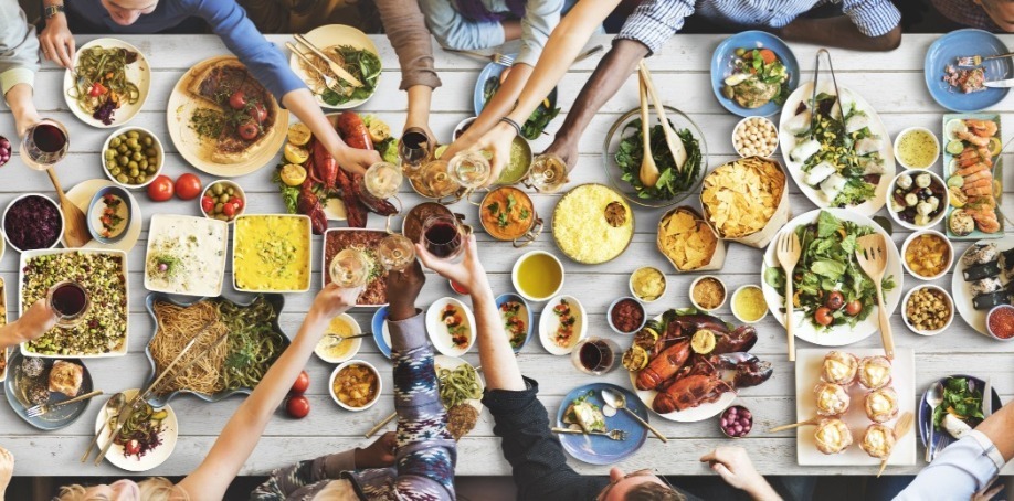 chef à domicile service d'un groupe de personnes pour cours de cuisine