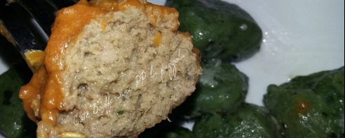 Polpette di carne con sugo di zucca e gnocchi verdi