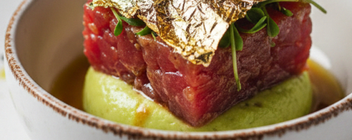 Tartar de Atún Dorado con Mousse de Aguacate.
