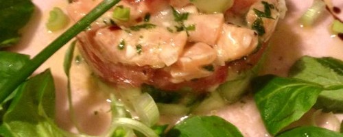 Saumon sauvage en tartare sur concombre mariné