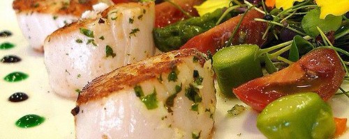 St Jacques sur légumes frais et salade