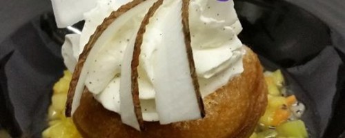 Baba au rhum, fruits exotiques marinés et chantilly vanille