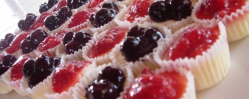 Cheesecake bites assorted fruits