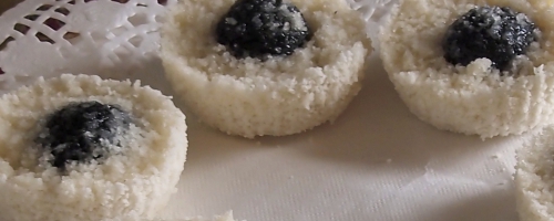 Sticky rice cake with sesame seed paste