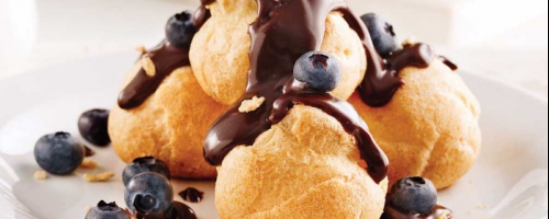 Profiteroles à la glace vanillée et coulis de chocolat noir