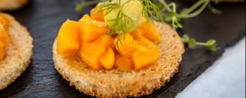Crisp with mango and avocado