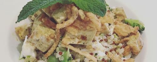 Salade de quinoa au brocolis et feta, tofu au curry