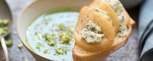 Crème de brocoli avec tartines de roquefort et poire bosco