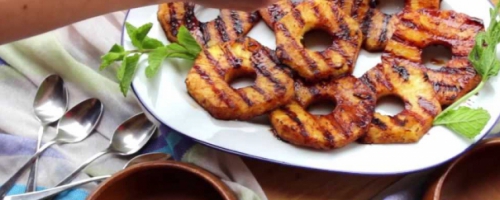 Ananas sur le charbon