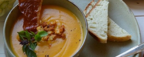 Potage de courge butternut au cari rouge et lait de coco