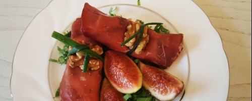 Bresaola rolls with gorgonzola mousse, figs and walnut
