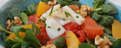 Ensalada de canónigos con bacalao confitado y pimientos