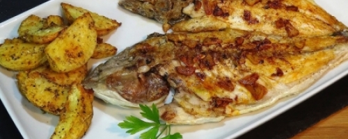 Dorada al horno con patata panadera y cebolla