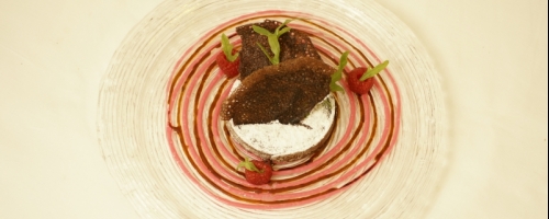 Hot chocolate tart with pink pepperconrs, arugula and rasber
