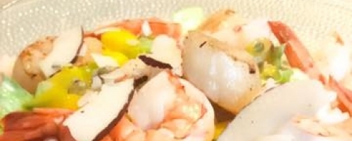 Salada de lagosta, manga, e maracujá. As frutas da ilha em h