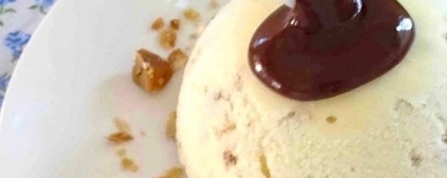 helado de vainilla con crema al chocolate y Irish cream