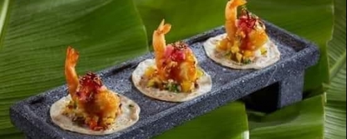 Taco de camaron y pico de gallo tropical