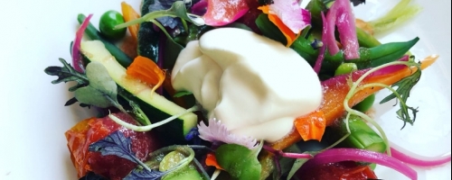 Verduras de temporada con crema agria semimontada