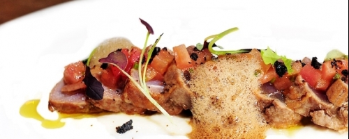 Tataki de atún, ajoblanco y salsa ponzu