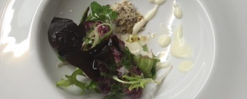Tartar de remolacha y crema de parmesano