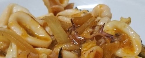 Chipirones al vino blanco con arroz negro