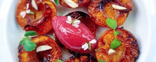 Abricots rôtis, amandes et sorbet framboise