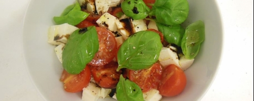Ensalada variada, bolitas de queso y tomates aliñados