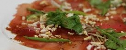 Carpaccio de res, parmesano, chile serrano, aceite de oliva