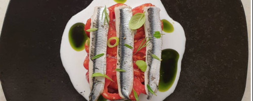 Tomate ahumado, anchoas, leche de burrata y albahaca
