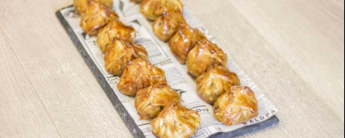 Saquitos de morcilla con pera confitada