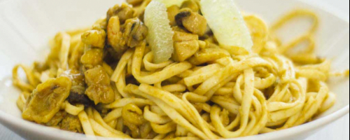 Noodles estilo thai con curry rojo