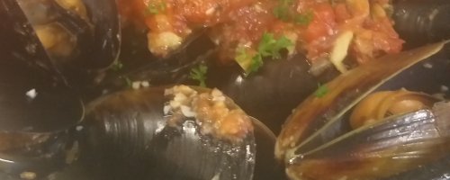 Black shell muscles in white wine, tomato and garlic,