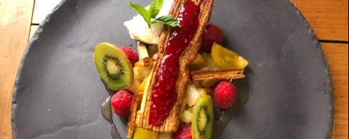 Arlette framboise , crème au rhum et fruits frais