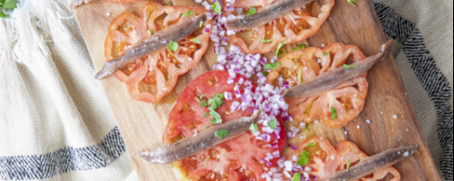 Carpaccio de tomate con anchoas de Santoña (Cantabria)