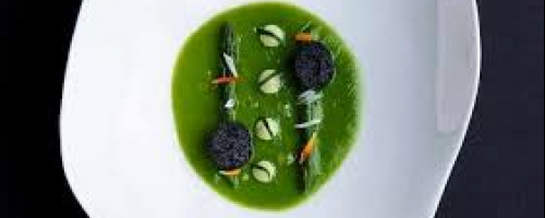 Gazpacho de espárragos verdes con almendras frescas
