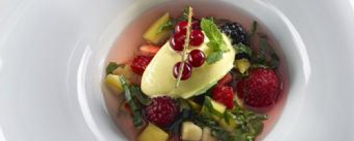 Macedonia fresca de frutas y albahaca