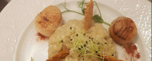 Risotto crémeux aux saint Jacques et chips de parmesan