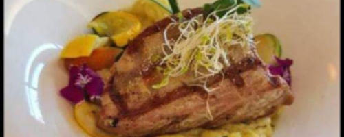 Filete de Salmón con polenta y mini vegetales salteados