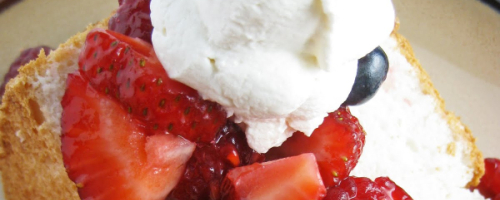Angel food cake with whip cream and fresh fruit