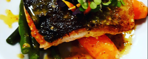 lomo de salmon con salsa de mostarza y verduras al vapor