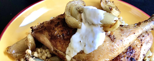 Poulet au carvi avec couscous, pois chiches et oignons rôtis
