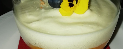 Papaya y mango con mousse de piña colada
