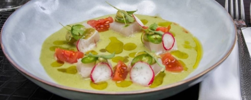 Tiradito de Hamachi, dressing manzana, lima, chile