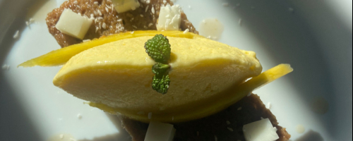 bizcocho de té negro Earl Grey y boniato con helado de mango