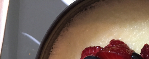 Pannacotta avec fruits rouge mariné