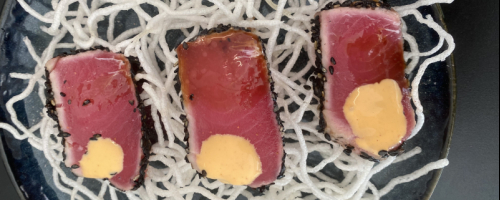 Tataki de atun sobre fideos crocantes