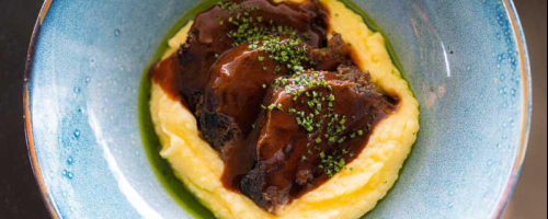 carrileras de ternera con parmentier trufado y curry rojo