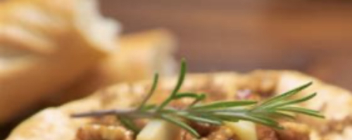 Brie cuit au four en croûte de fruits secs, de noix et de ba