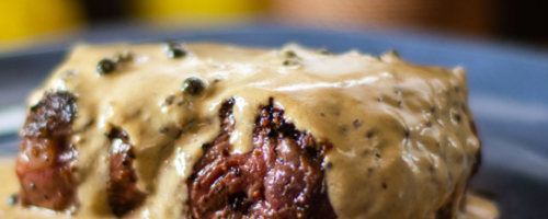 Steak au poivre, purée de chou-fleur, brûlé de légumes racin
