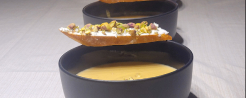 potage de betteraves jaunes et crouton de fromage de chèvre